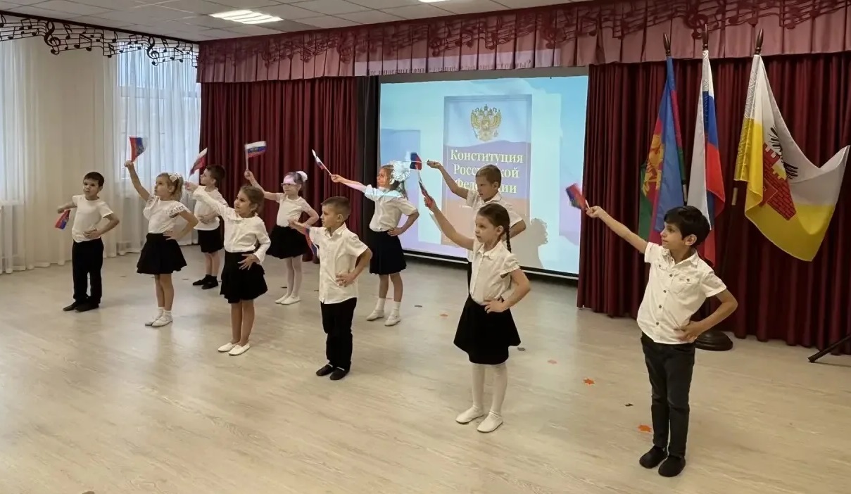 В нашем детском саду в подготовительных группах были проведены мероприятия, посвящённые Дню Конституции Российской Федерации. Организован просмотр презентации на тему: «День Конституции России», где рассказывалось о том, что такое конституция, для чего она нужна; также вспомнили о правах детей, обязанностях жителей страны; закрепили знания о президенте, его роли в государстве; продолжили знакомить детей с главными символами нашего государства.